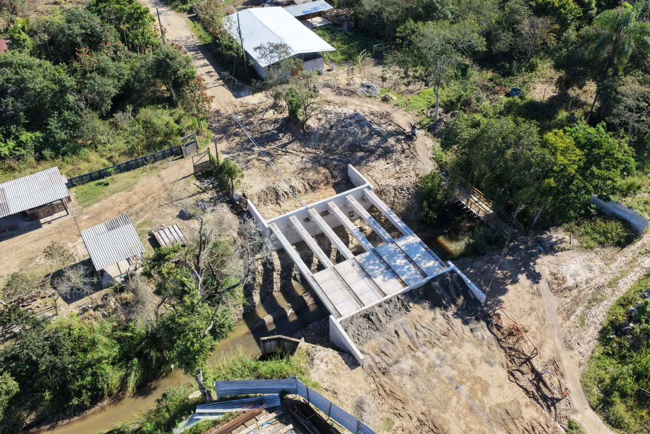 SOMAR realiza içamento das vigas da nova ponte da Rua Chico Mendes e avança com obras em Chácaras de Inoã